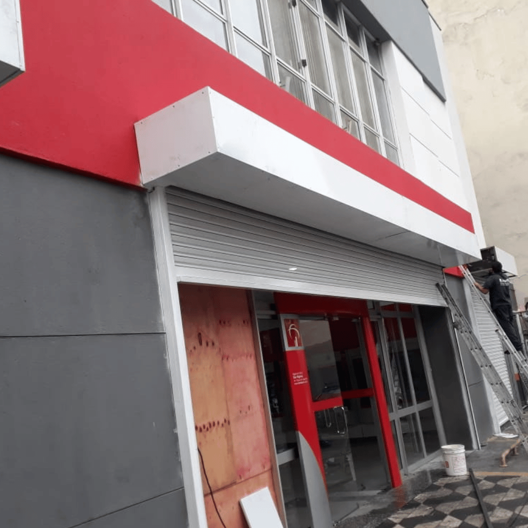 Porta de Aço Automática Resistente | Segurança Reforçada e Alta Durabilidade