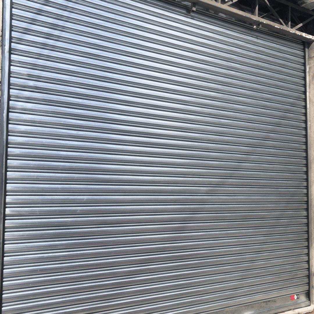 Porta de Aço Manual Reforçada Premium | Máxima Robustez, Estabilidade e Acabamento Superio
