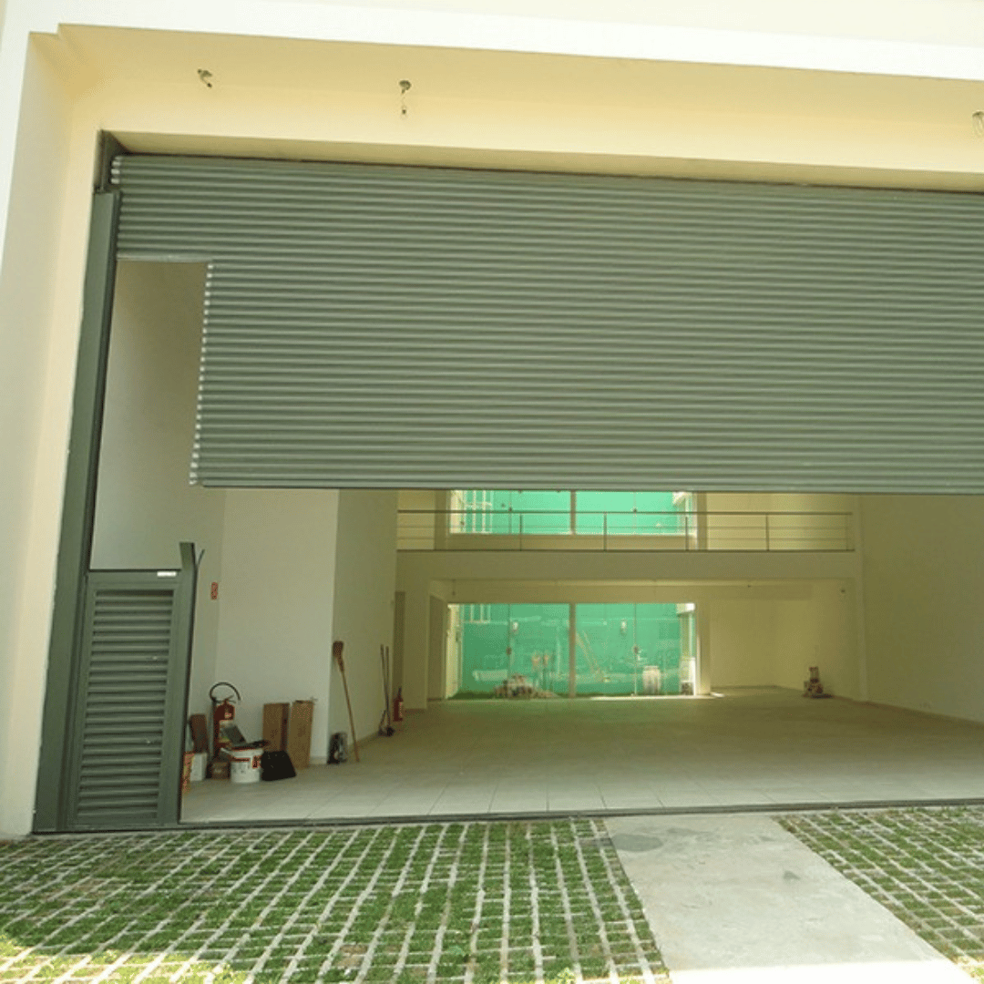 Porta de Aço Automática para Uso Intenso | Operação Contínua, Segurança e Desempenho Profissional