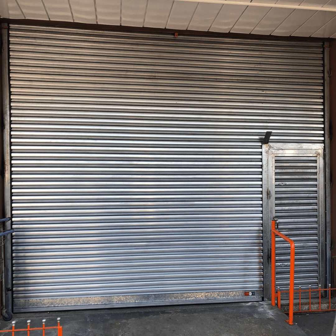 Porta de Aço Automática Rápida Industrial | Velocidade Controlada, Alto Desempenho e Segurança Operacional